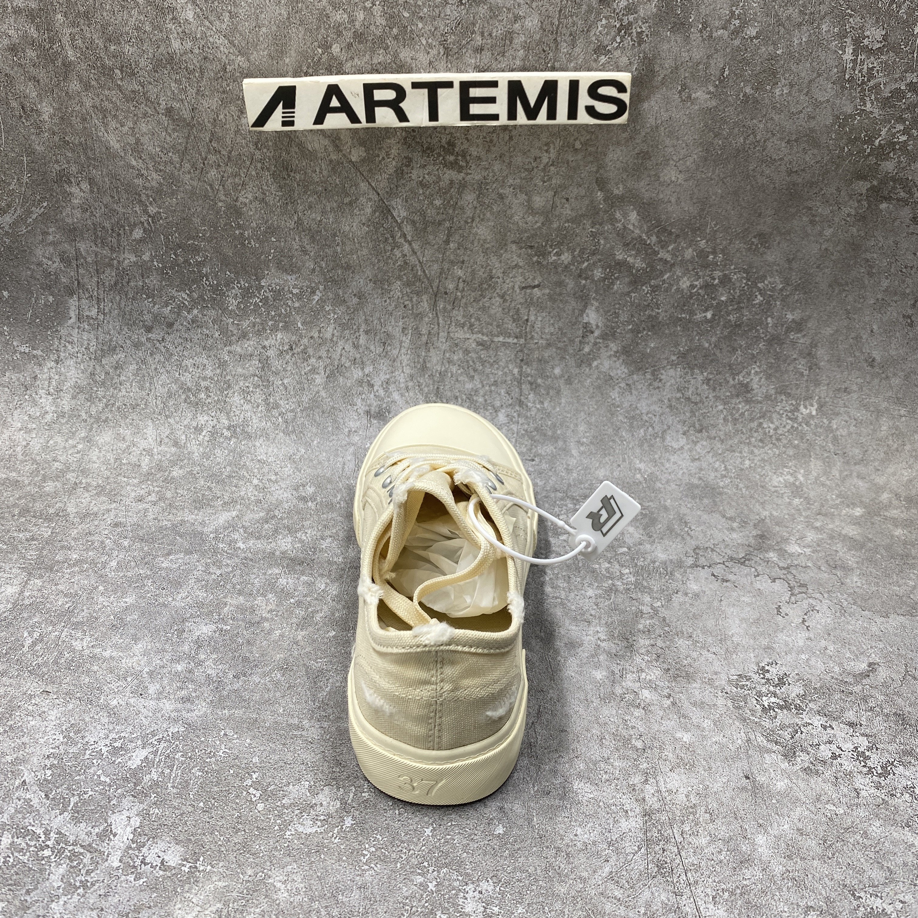 PARIS LOW TOP SNEAKER IN WHITE