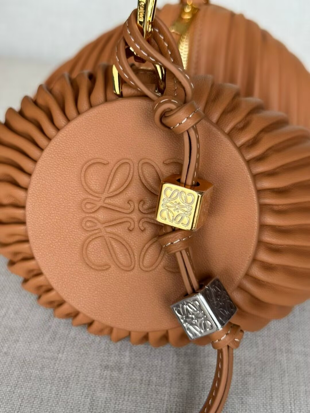 L0ew* bracelet pouch in pleated nappa 25x10x10cm