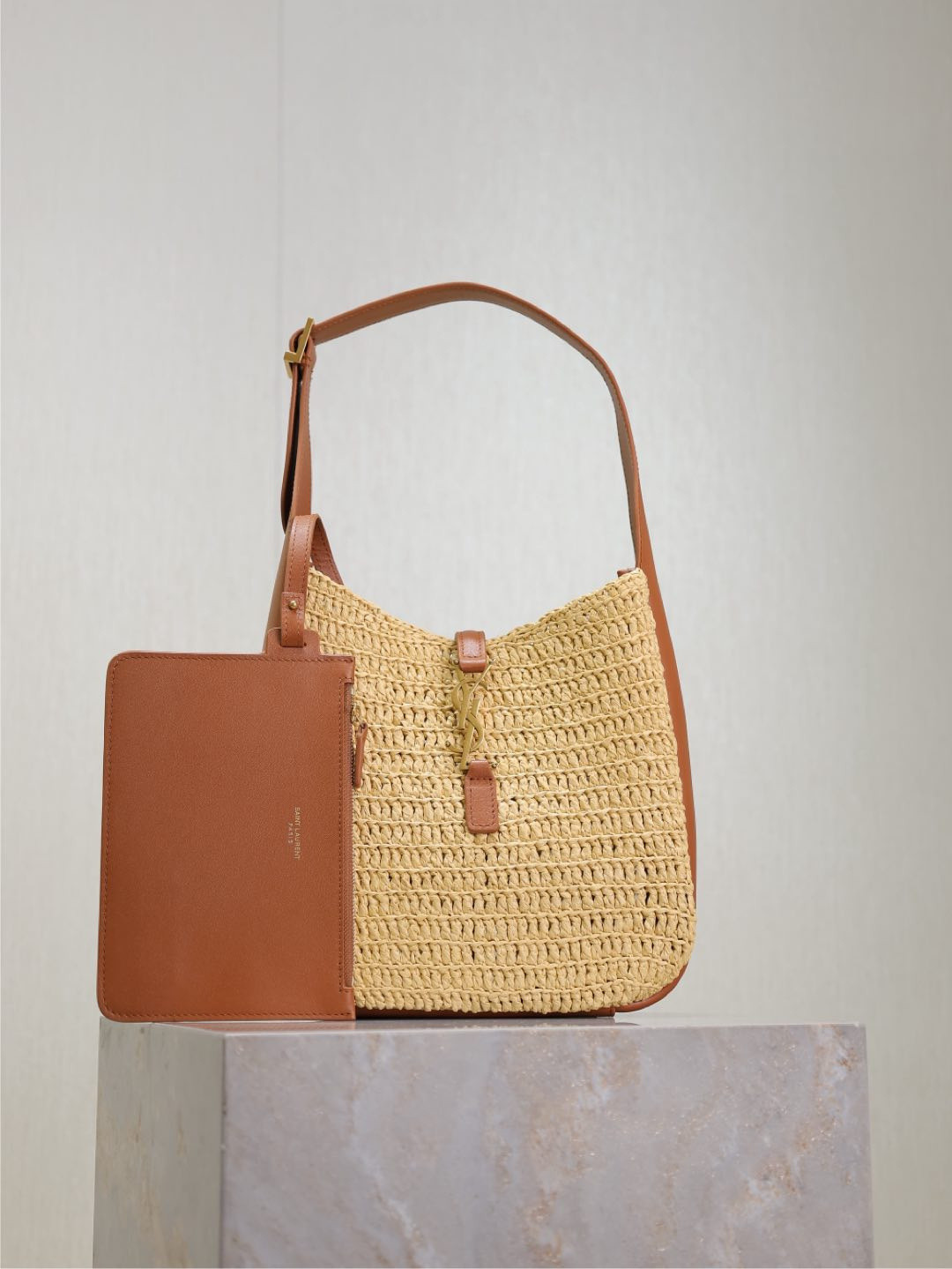 y*l le 5 À 7 S*pple small in raffia and leather 22 x 22 x 7-9 cm