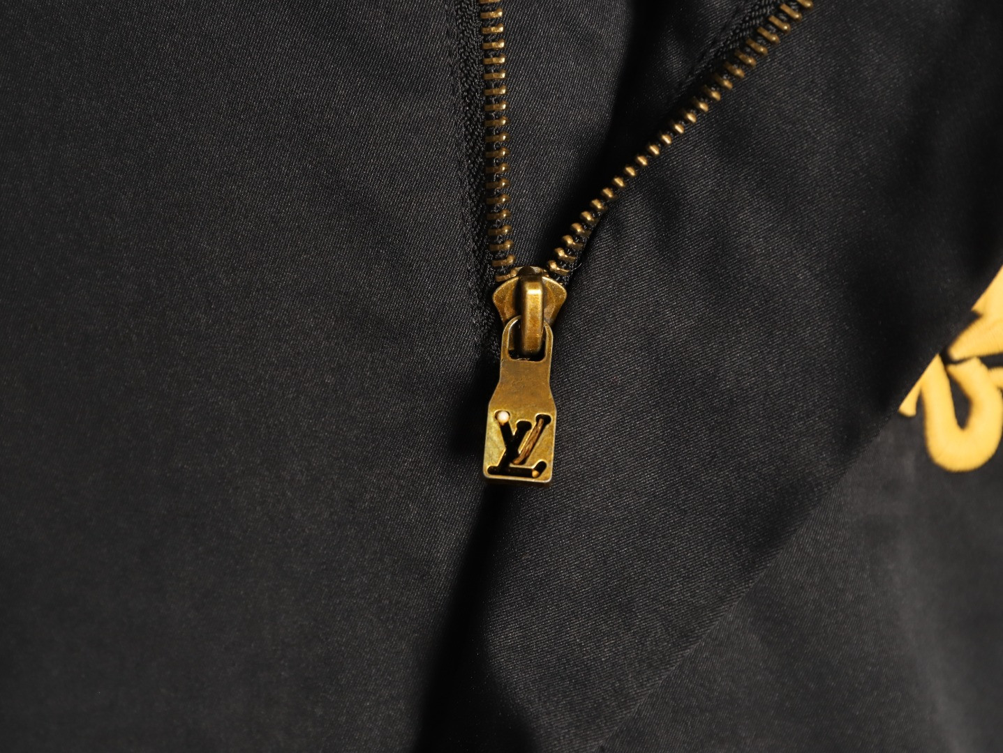 l0*is V*t0n jacket