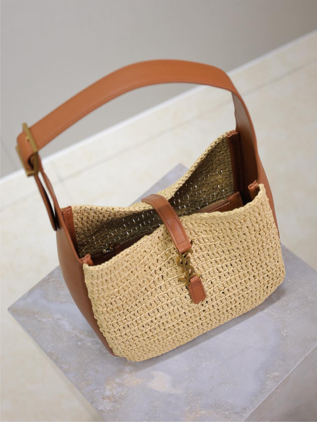 y*l le 5 À 7 S*pple small in raffia and leather 22 x 22 x 7-9 cm