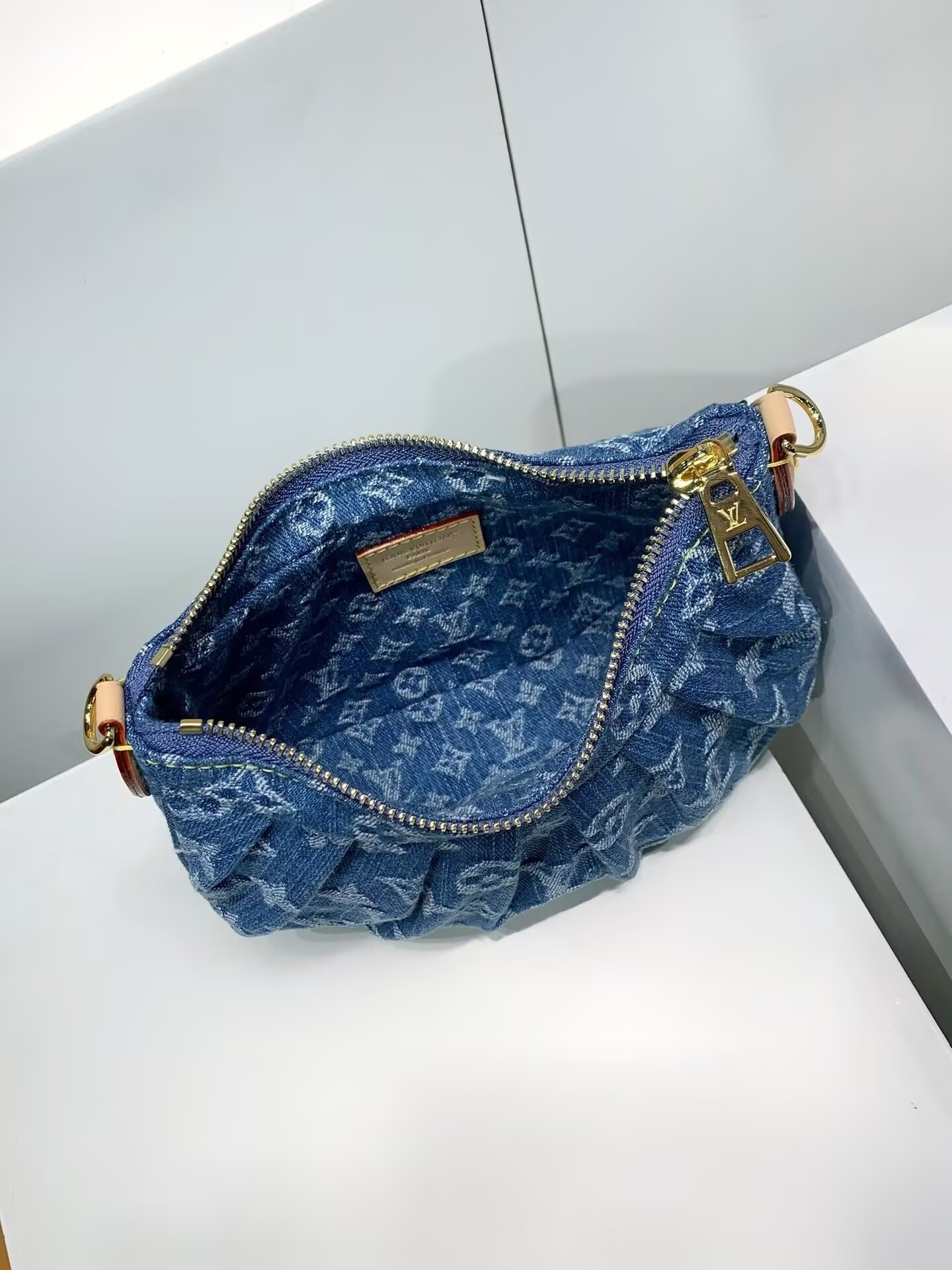 LV Pochette Valley M13571 21x15x 7cm