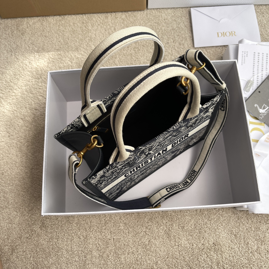 D*or book tote reverse 26.5×21×14cm