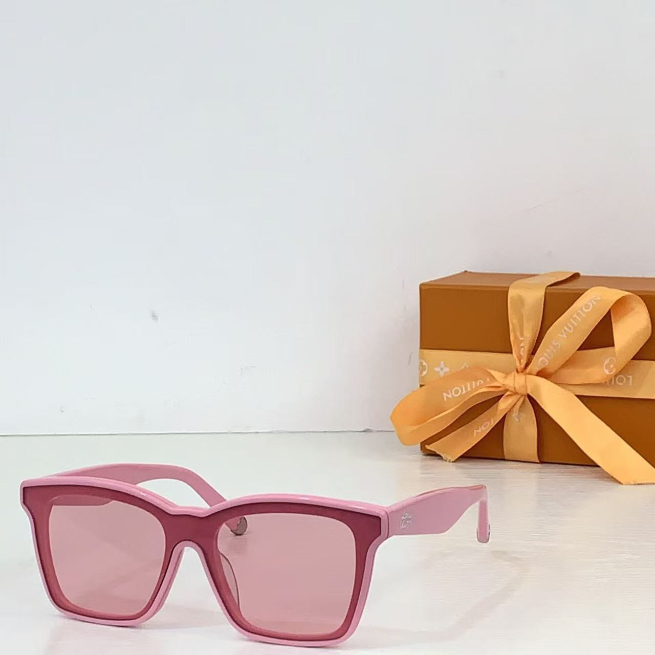 l0*is V*t0n script square sunglasses z2970w