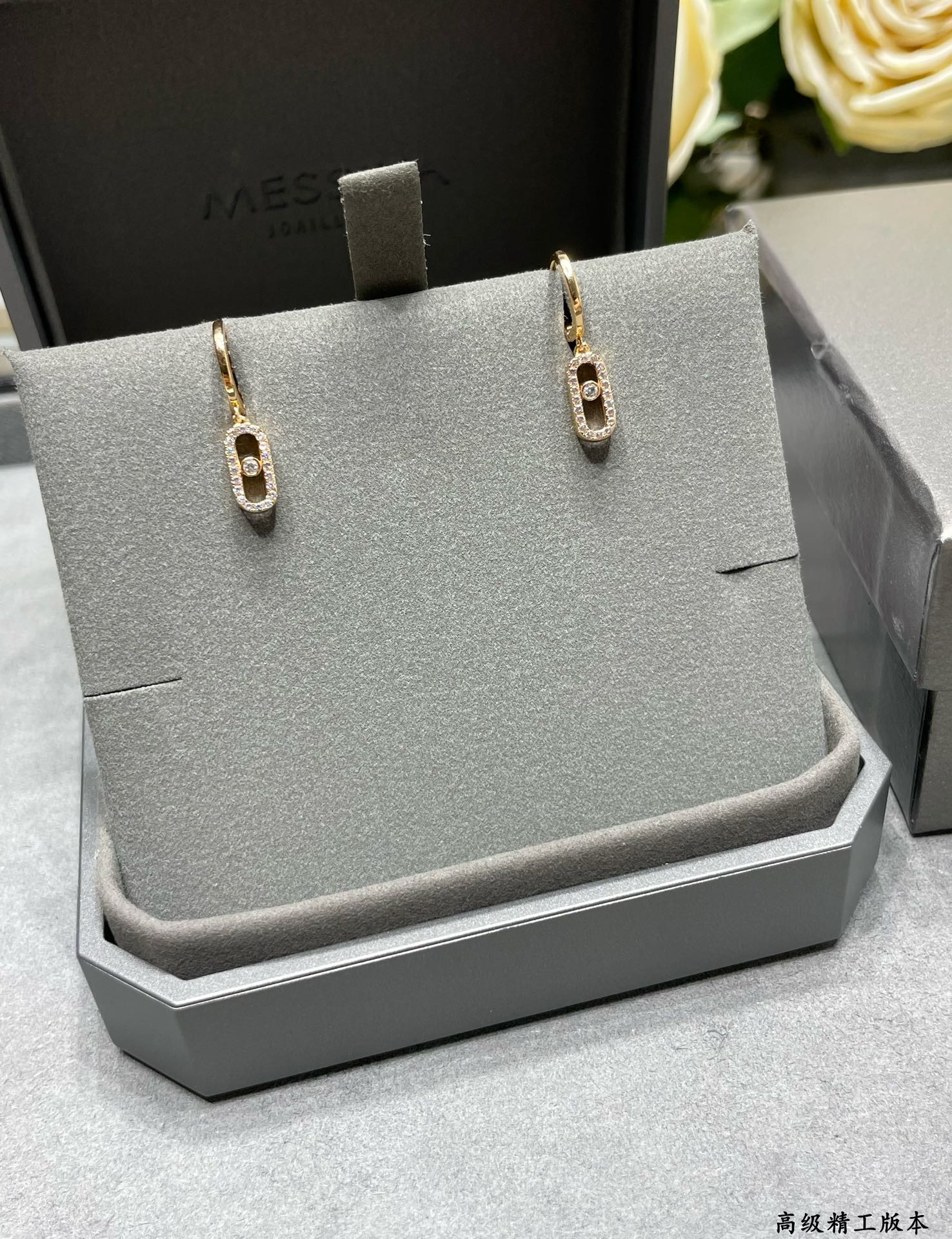 messika single Di*m*nd hoop earrings