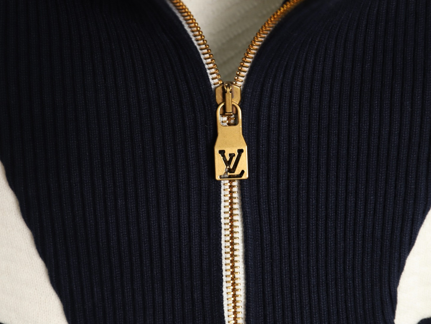 l0*is V*t0n lv knitting coats