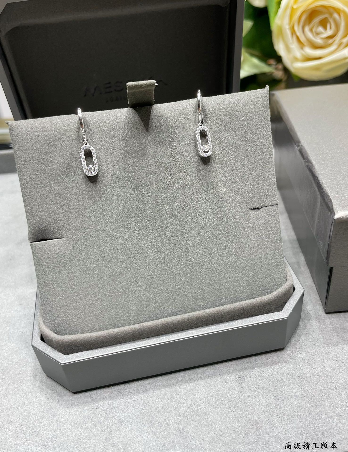 messika single Di*m*nd hoop earrings