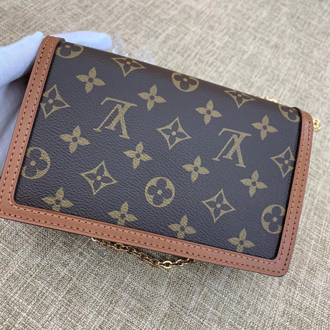 LV DAUPHINE CHAIN WALLET M68746