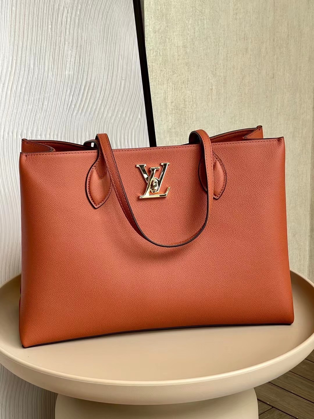 LV LOCKME SHOPPER M58927