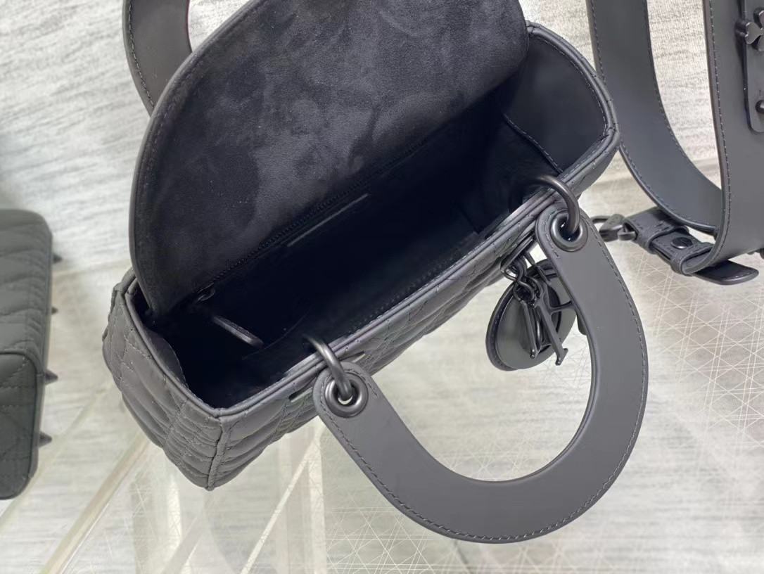 small lady D*or bag 20 x 17 x 8 cm