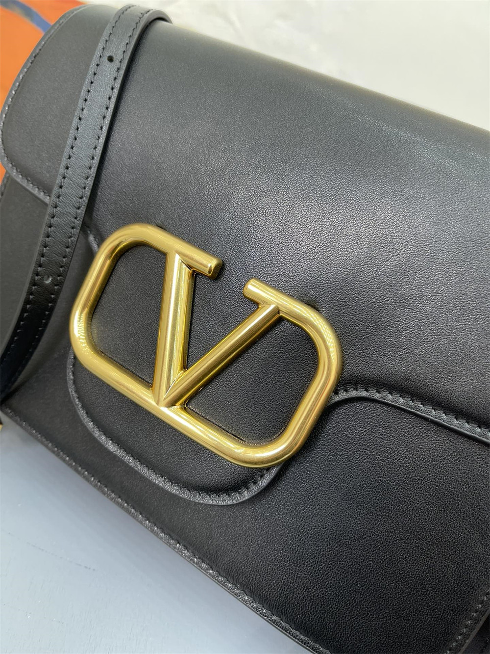 VALENTINO GARAVANI LOCÒ CALFSKIN SHOULDER SMALL BAG BLACK 22 x 16 x 7 cm