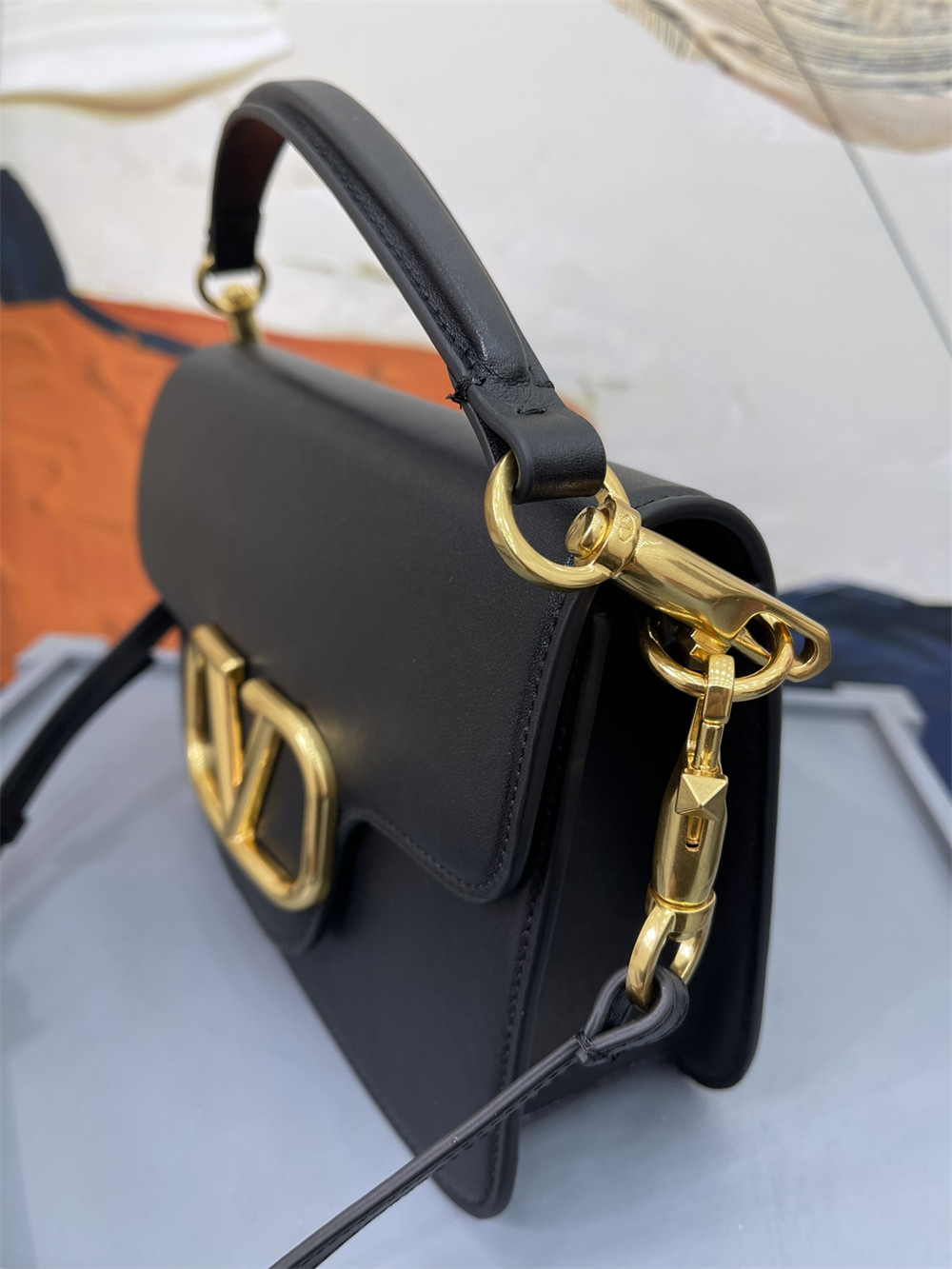 VALENTINO GARAVANI LOCÒ CALFSKIN SHOULDER SMALL BAG BLACK 22 x 16 x 7 cm