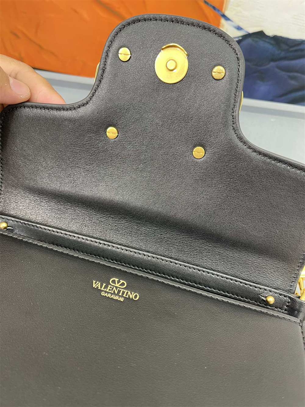 VALENTINO GARAVANI LOCÒ CALFSKIN SHOULDER SMALL BAG BLACK 22 x 16 x 7 cm