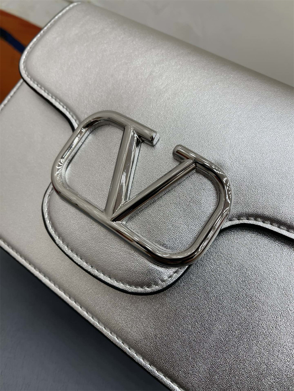 VALENTINO GARAVANI LOCÒ CALFSKIN SHOULDER SMALL BAG SILVER 22 x 16 x 7 cm