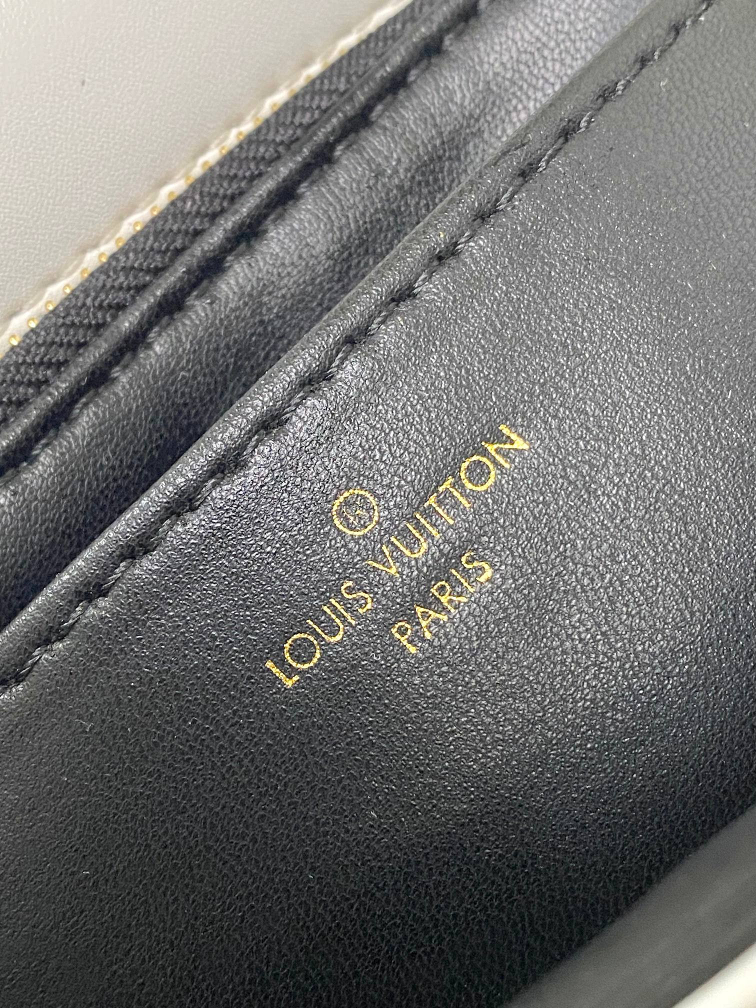 l0*is V*t0n m22890 go-14 mm 9.1 x 6.3 x 3.9 inches