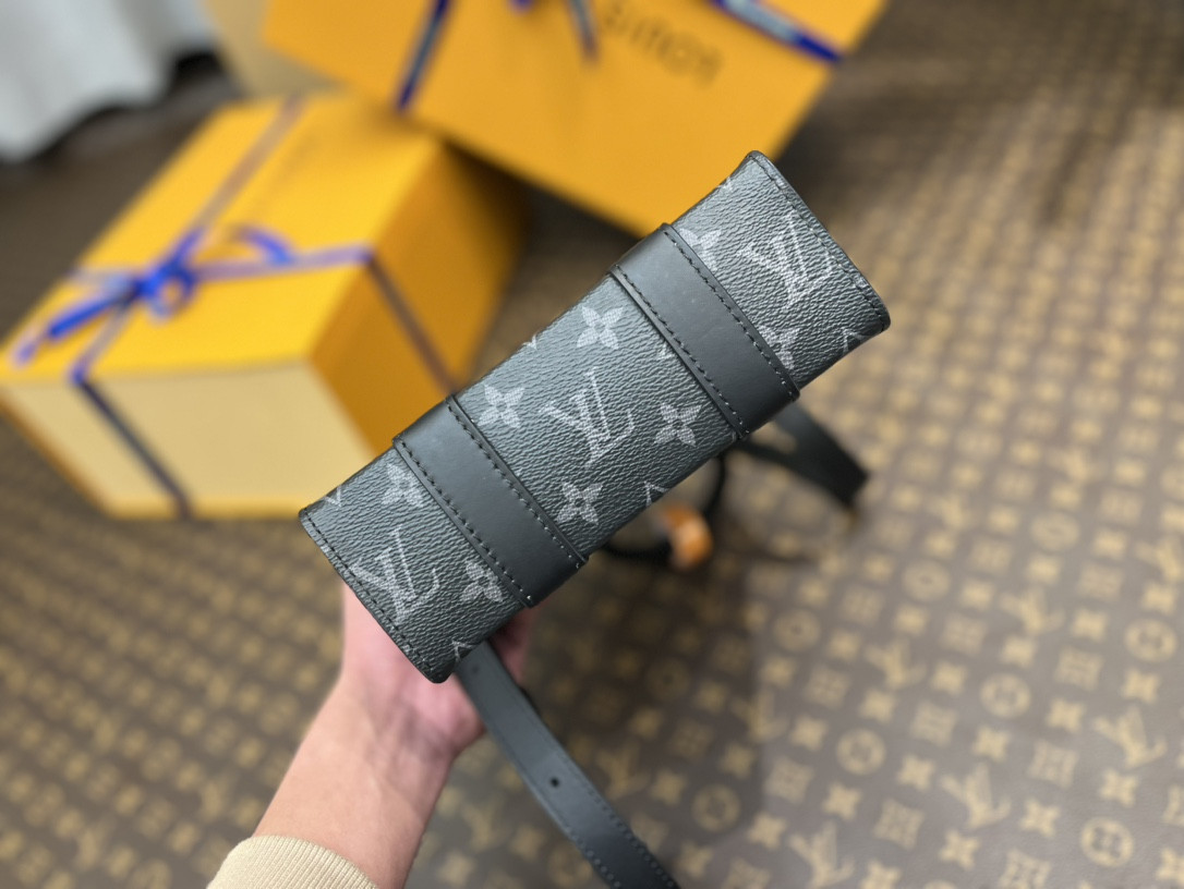 LV M46453 Petit Sac Plat 19 x 22 x 7 CM