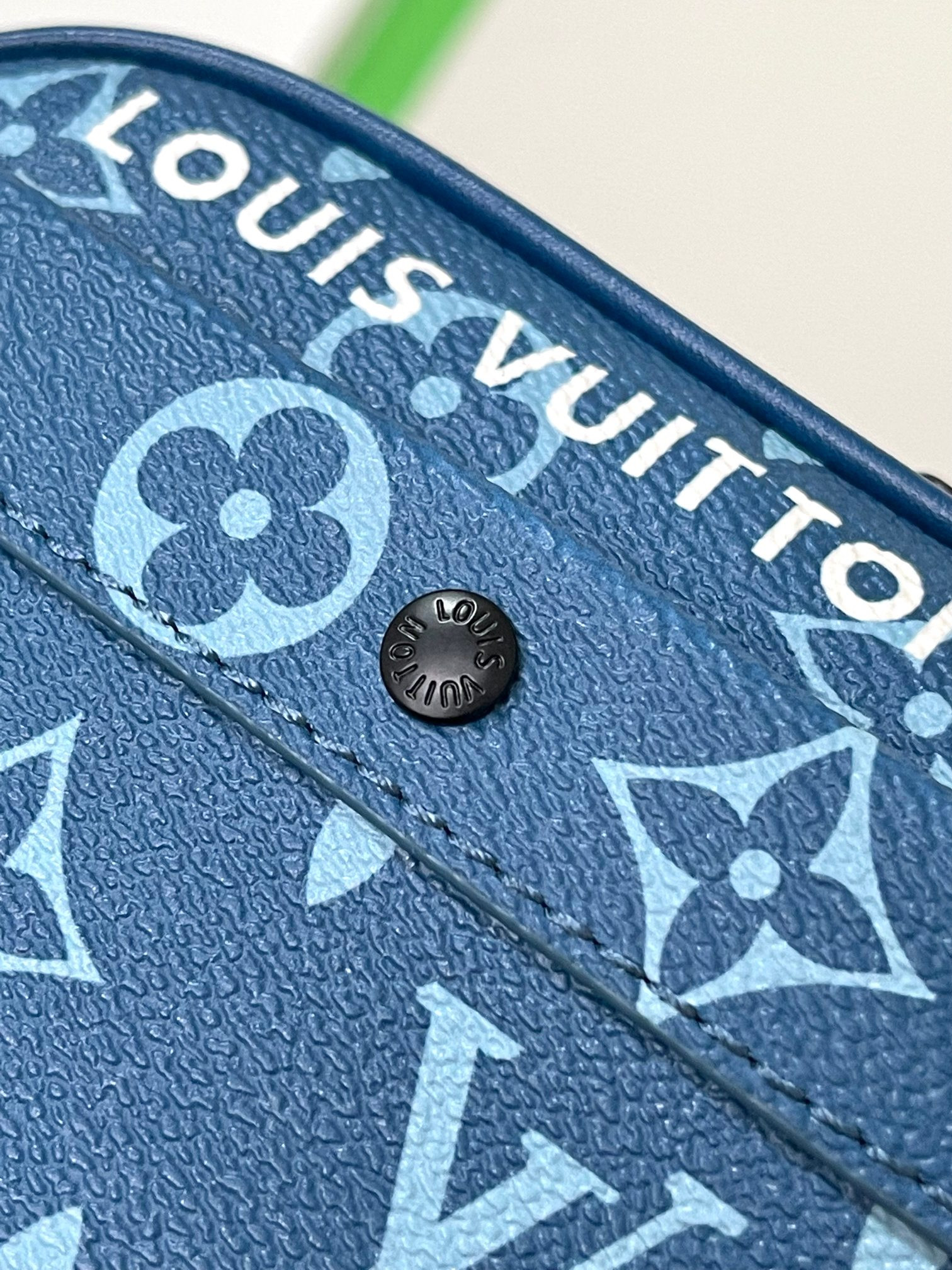 LV M82801 Alpha Messenger 9.4 x 6.3 x 3.1 inches