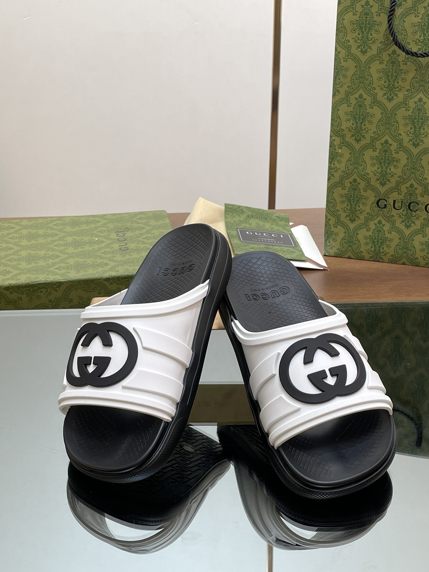 ua G*u*i interlocking g slide sandal