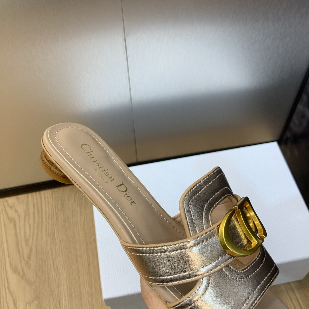 ua D*or 30 montaigne slide