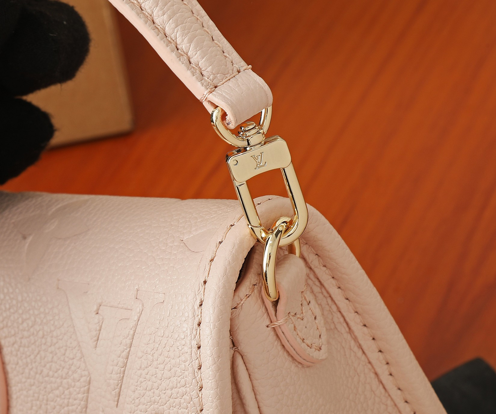 LV Nano Diane M83566 7.5 x 4.1 x 2.4 in