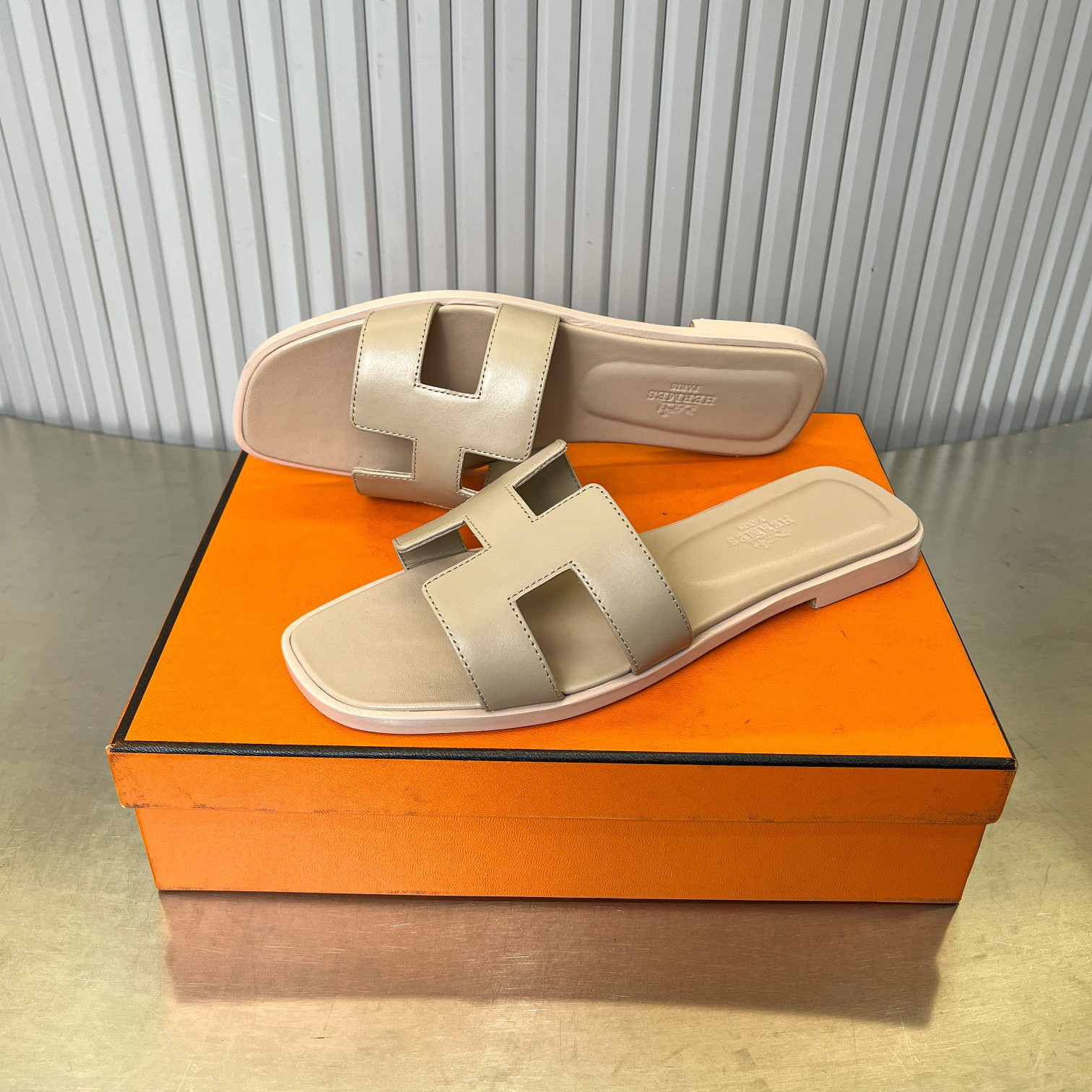 UA Hermès Oran sandal