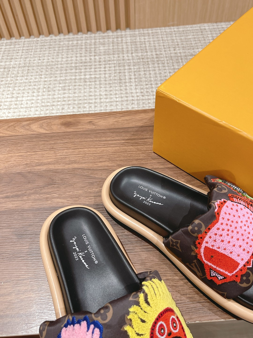 UA LV Pool Pillow Flat Comfort Mule