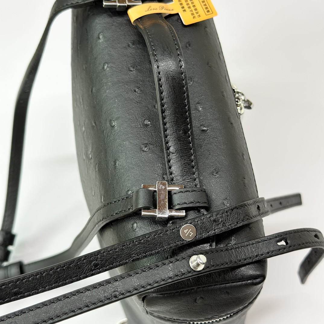 L**o p*ana extra pocket backpack l23.5 ostrich-grained leather 23 x 21 x 8 cm