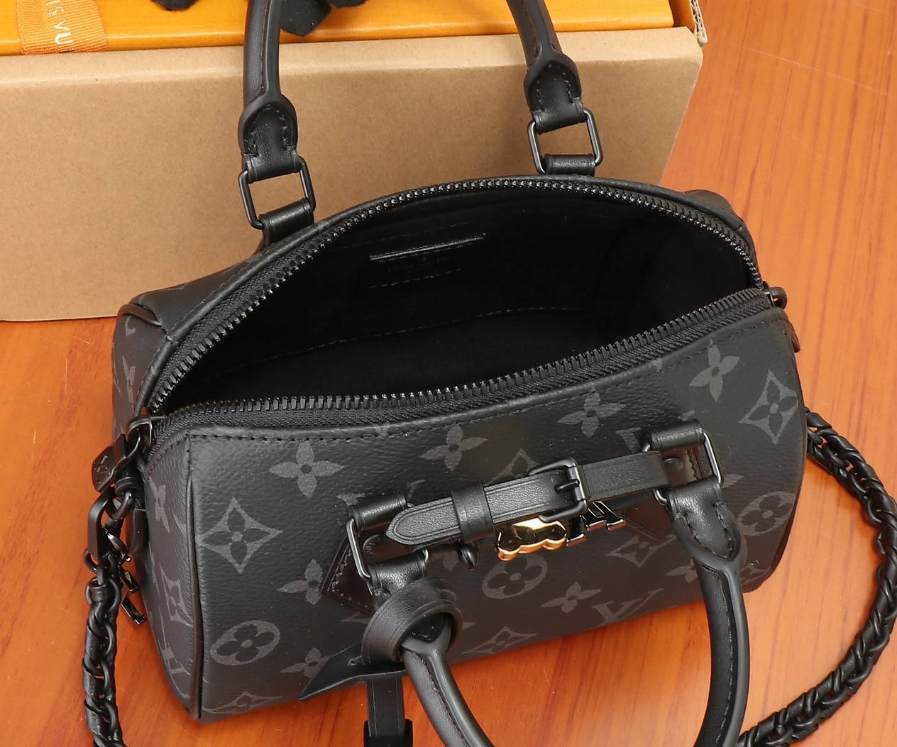 LV Speedy 18 M24606 18x12.5x11CM
