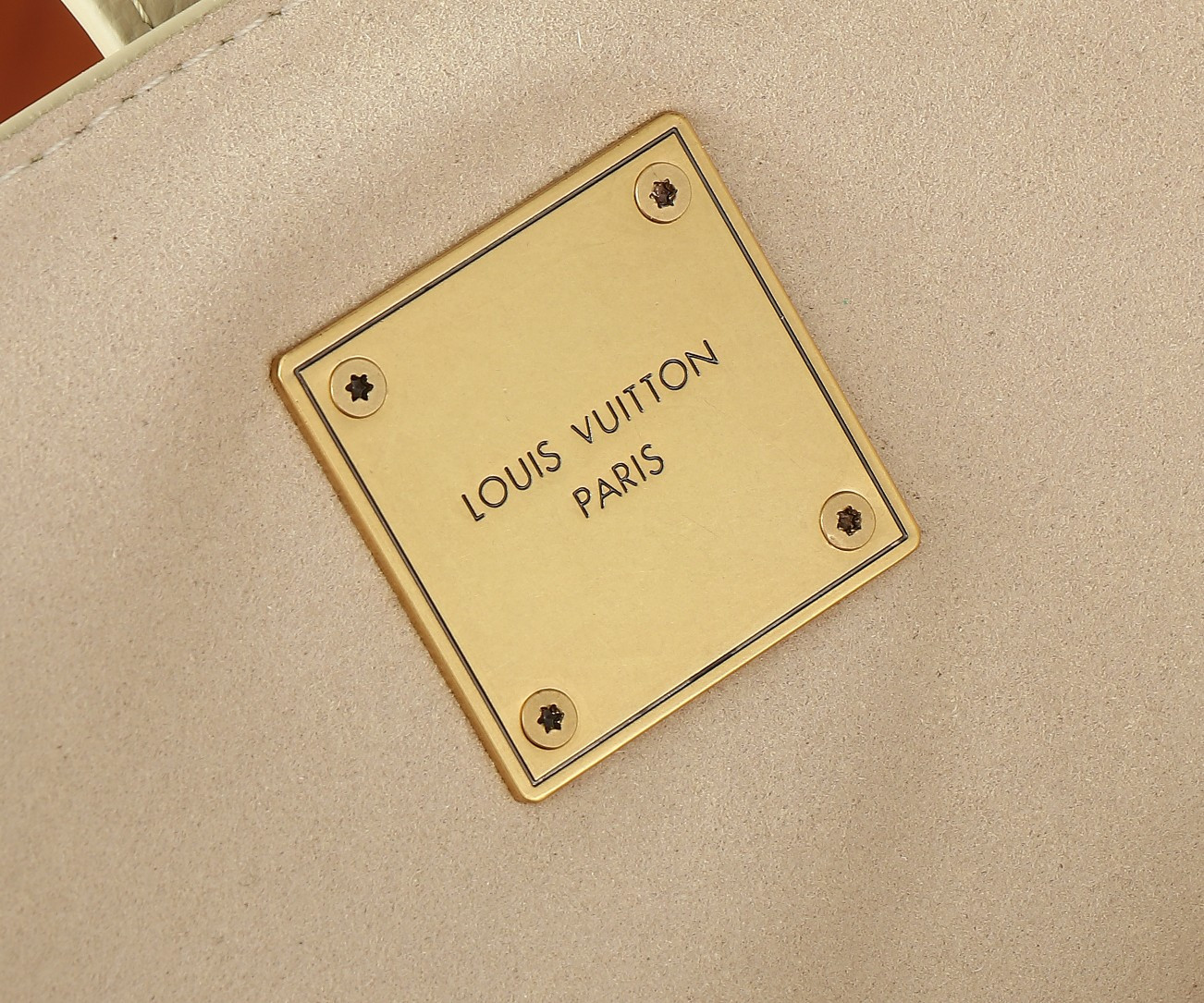 LV Low Key Cabas MM M25343 47x30x14cm