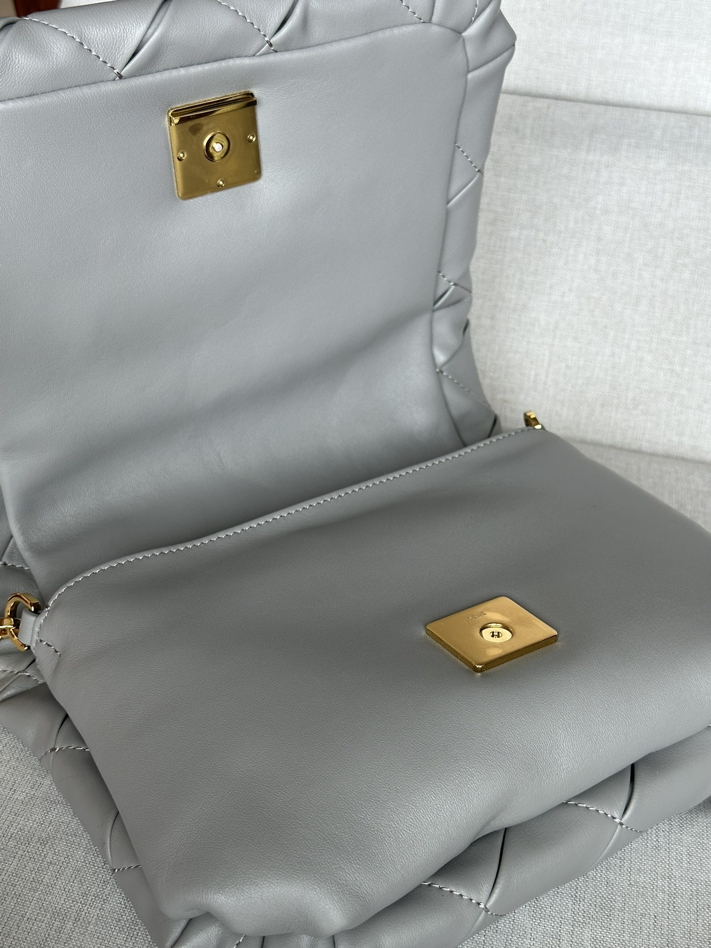 L0ew* puffer goya in pleated shiny nappa lambskin 23x17x9cm