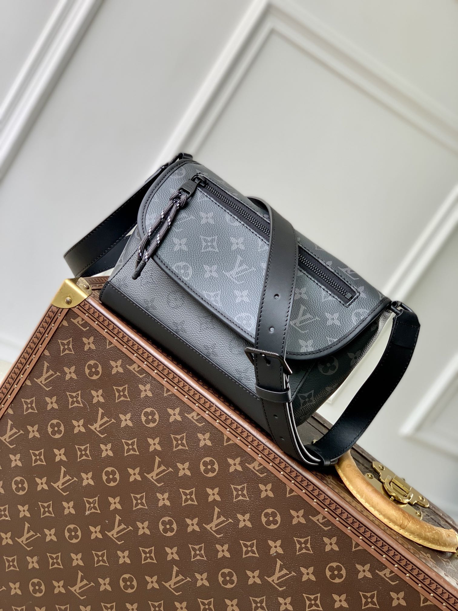 LV Pulse Messenger M12681 17 x 11 x 26.6 cm