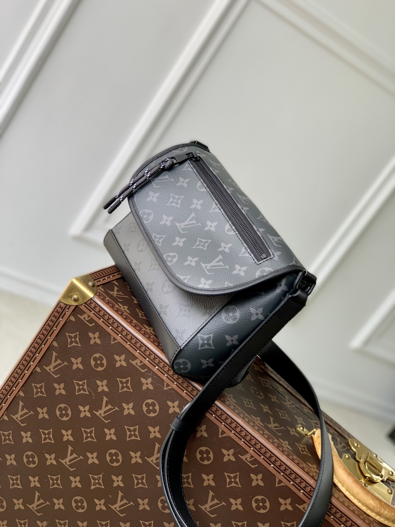 LV Pulse Messenger M12681 17 x 11 x 26.6 cm