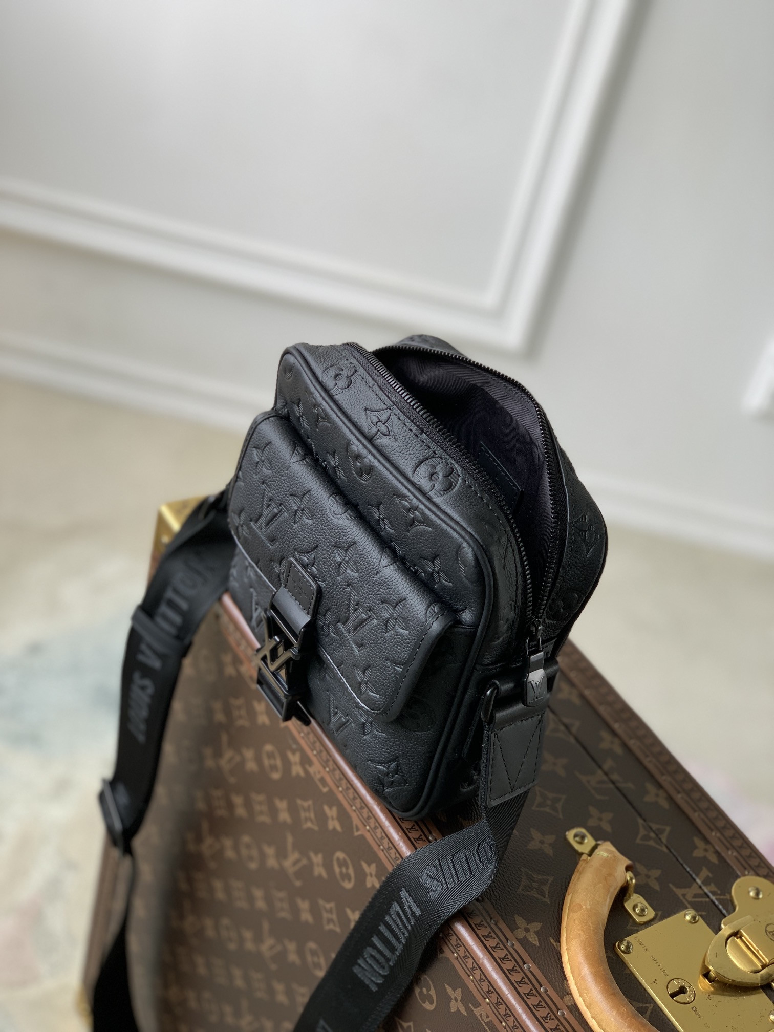 LV Getaway Messenger M12516  17 x 7.8 x 18 cm