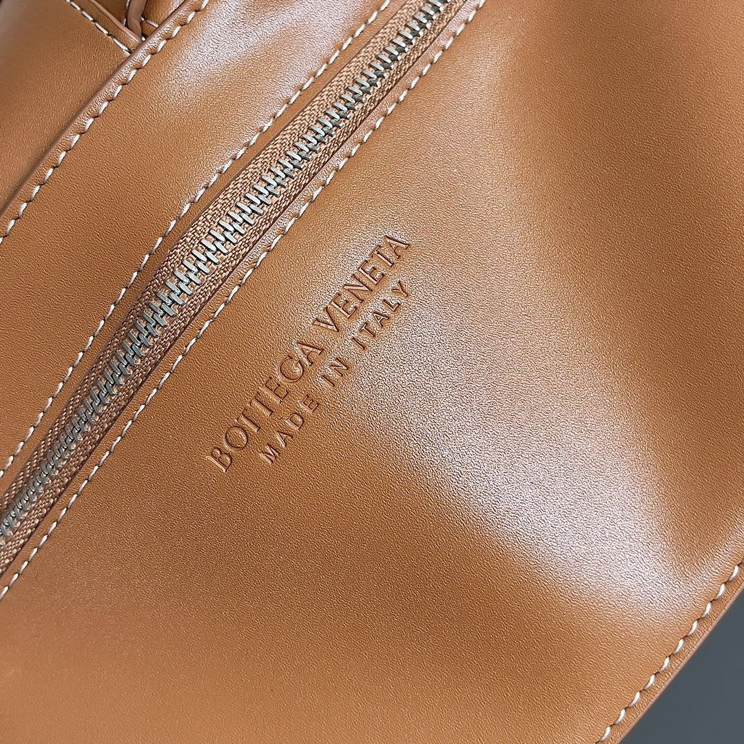 bo*te*ga Ve*ne*ta cassette 15x23x5cm