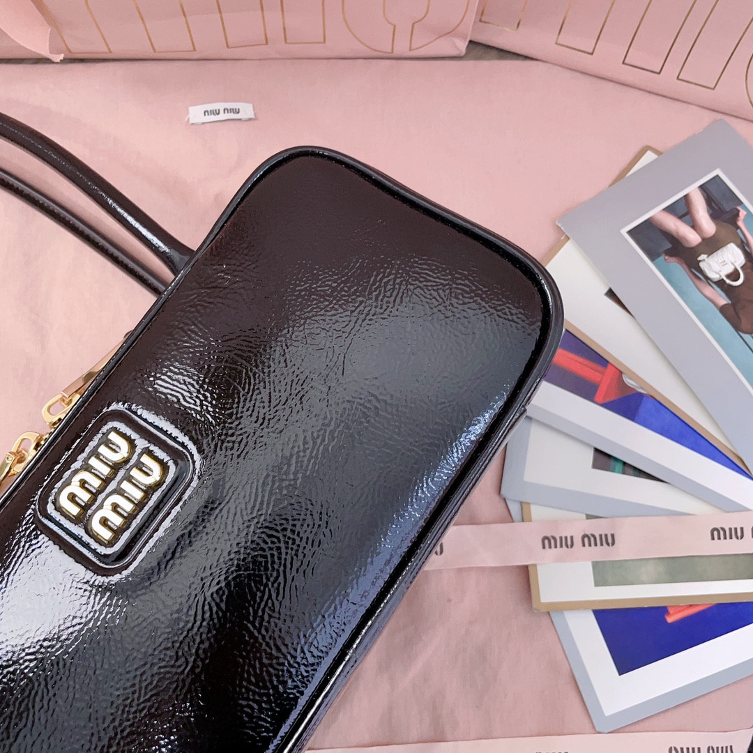 Miu Miu Beau naplak patent leather bag 12x27x8cm