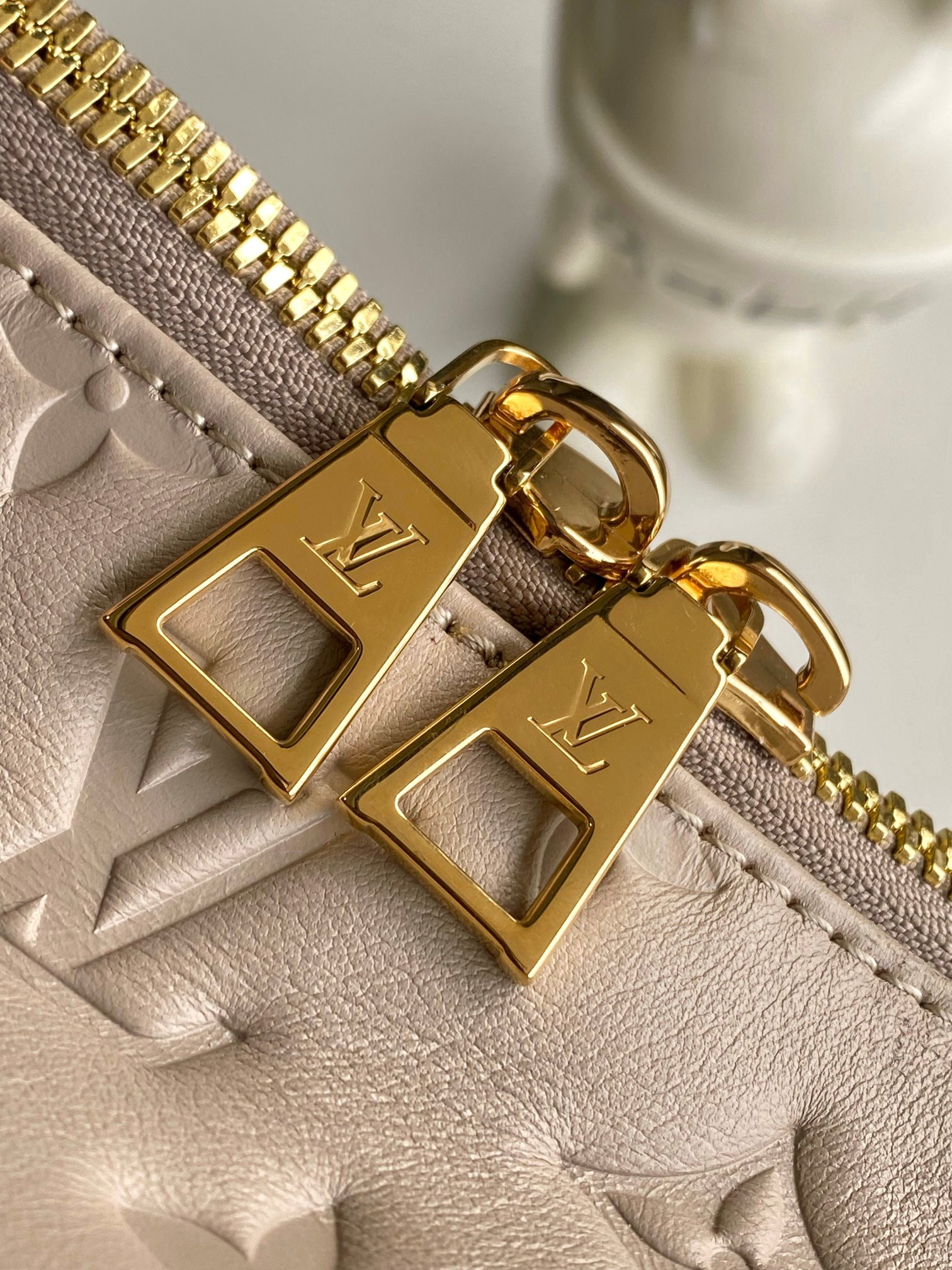 LV Coussin Hobo M12071 38x33x10CM