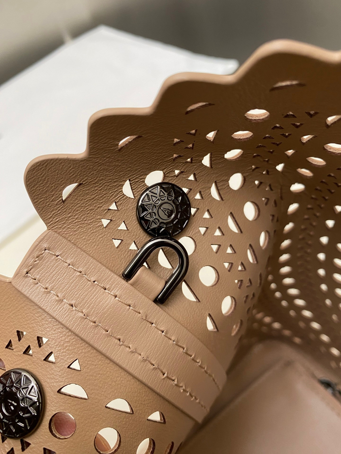 ALAÏA Mina 25 bag 25x20x12cm