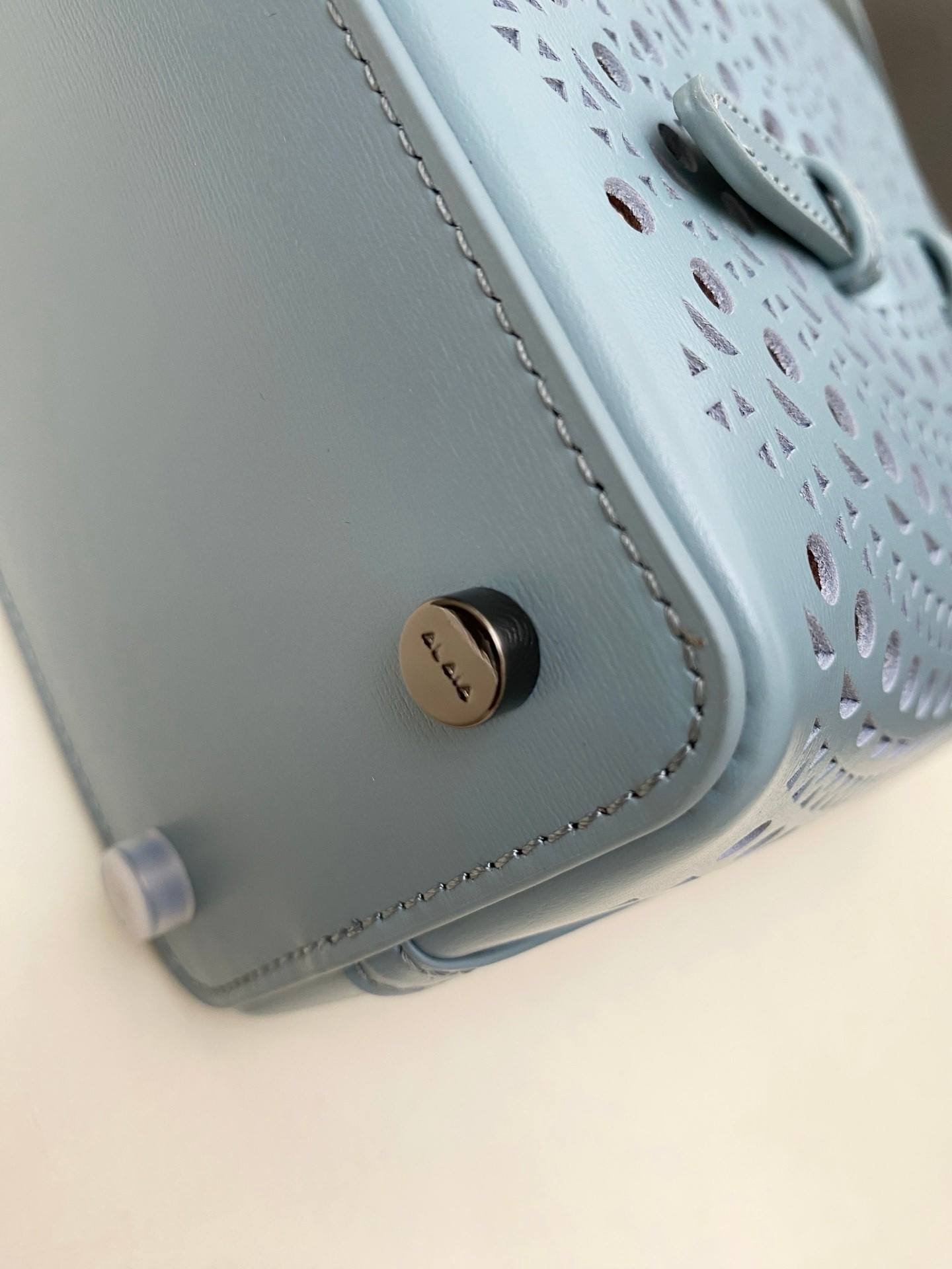 ALAÏA Mina 20 bag In Vienne Wave 20x17x10cm