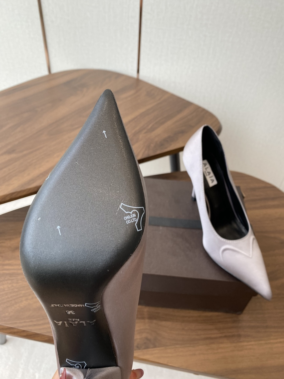 UA Alaia Pointy-Toe Pumps 9cm Heel(Customized Size 7-10 days production time)