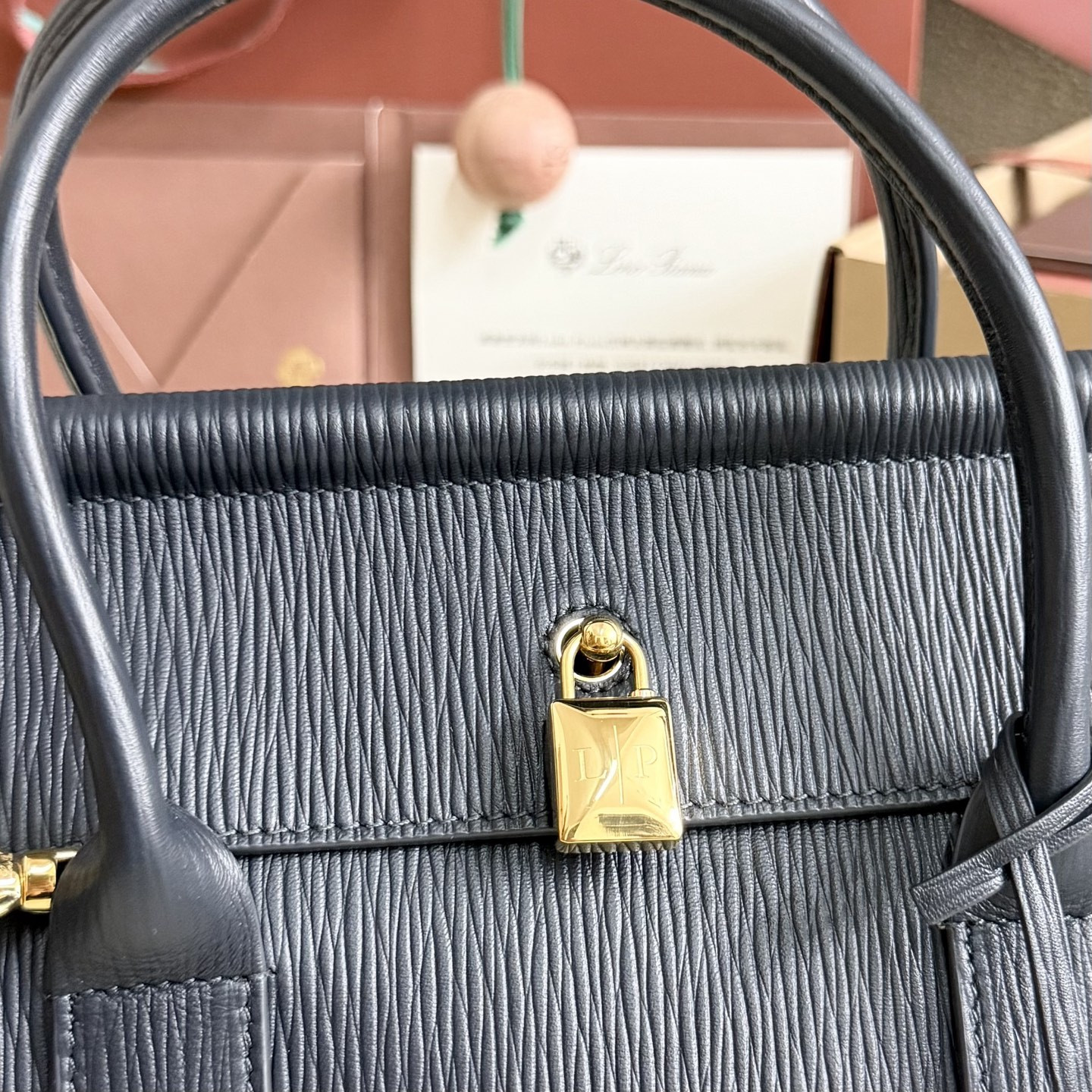 L**o p*ana loom l25 calfskin dark blue 25x18x12.5cm