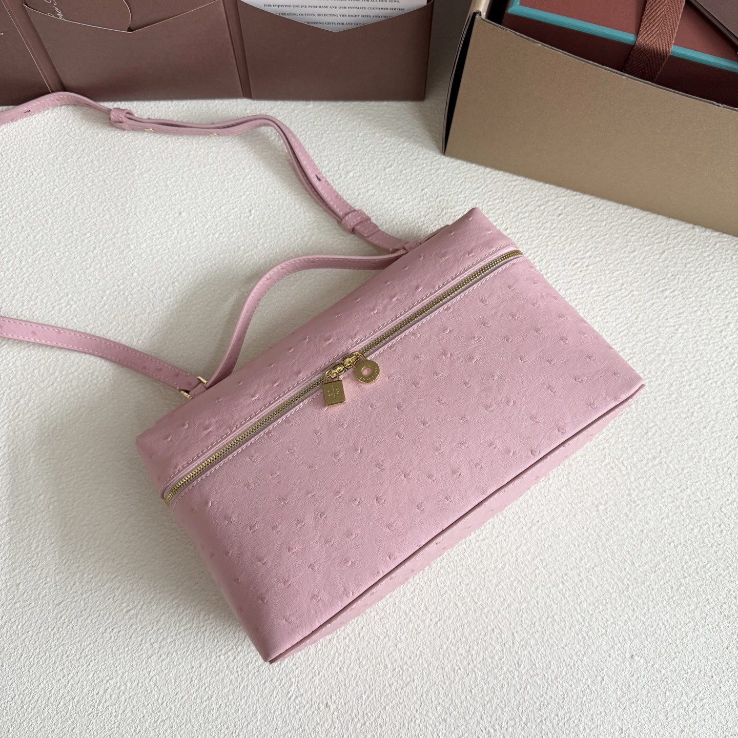 L**o p*ana extra pocket l27 ostrich-grained leather 16x27x10cm