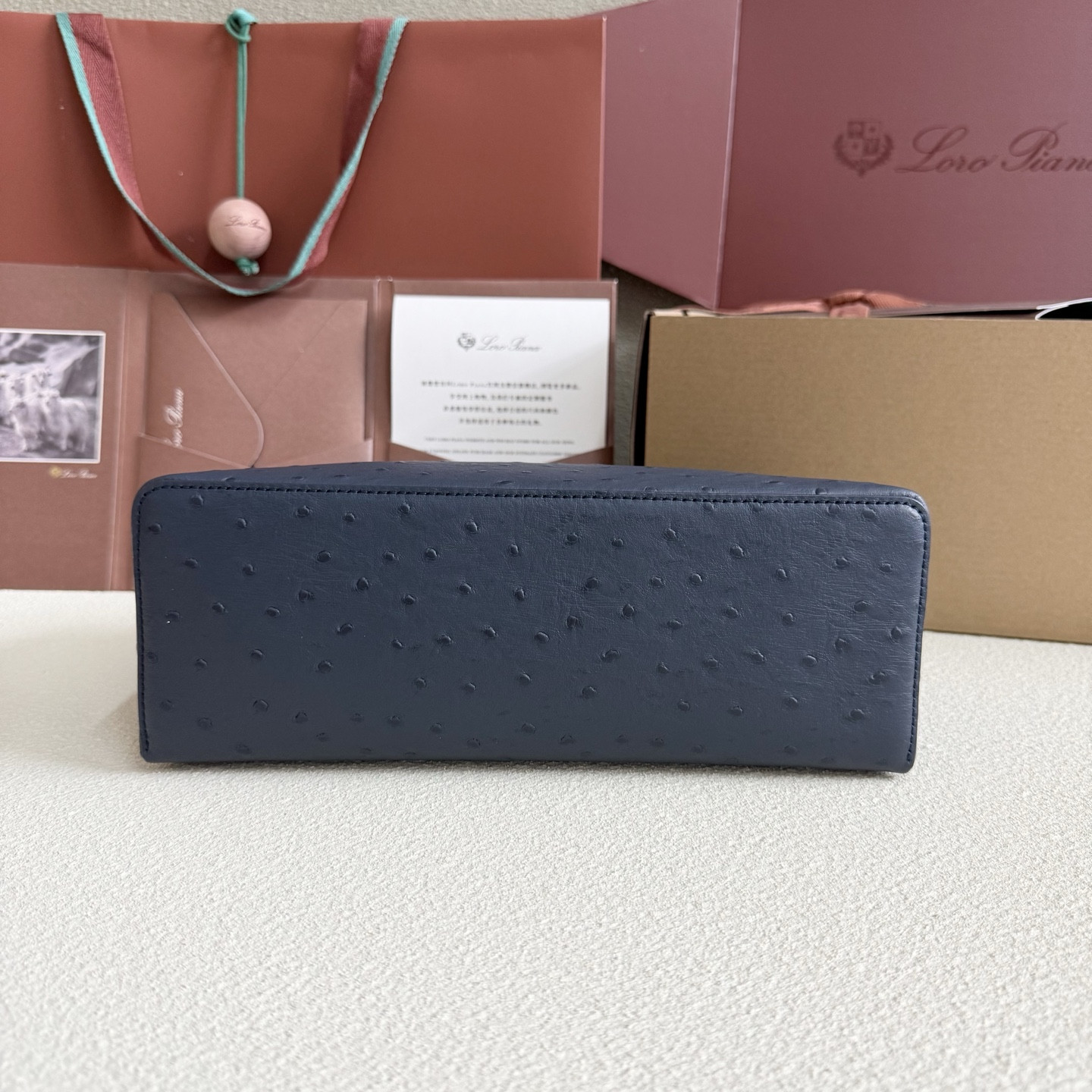 L**o p*ana extra pocket l27 ostrich-grained leather 16x27x10cm