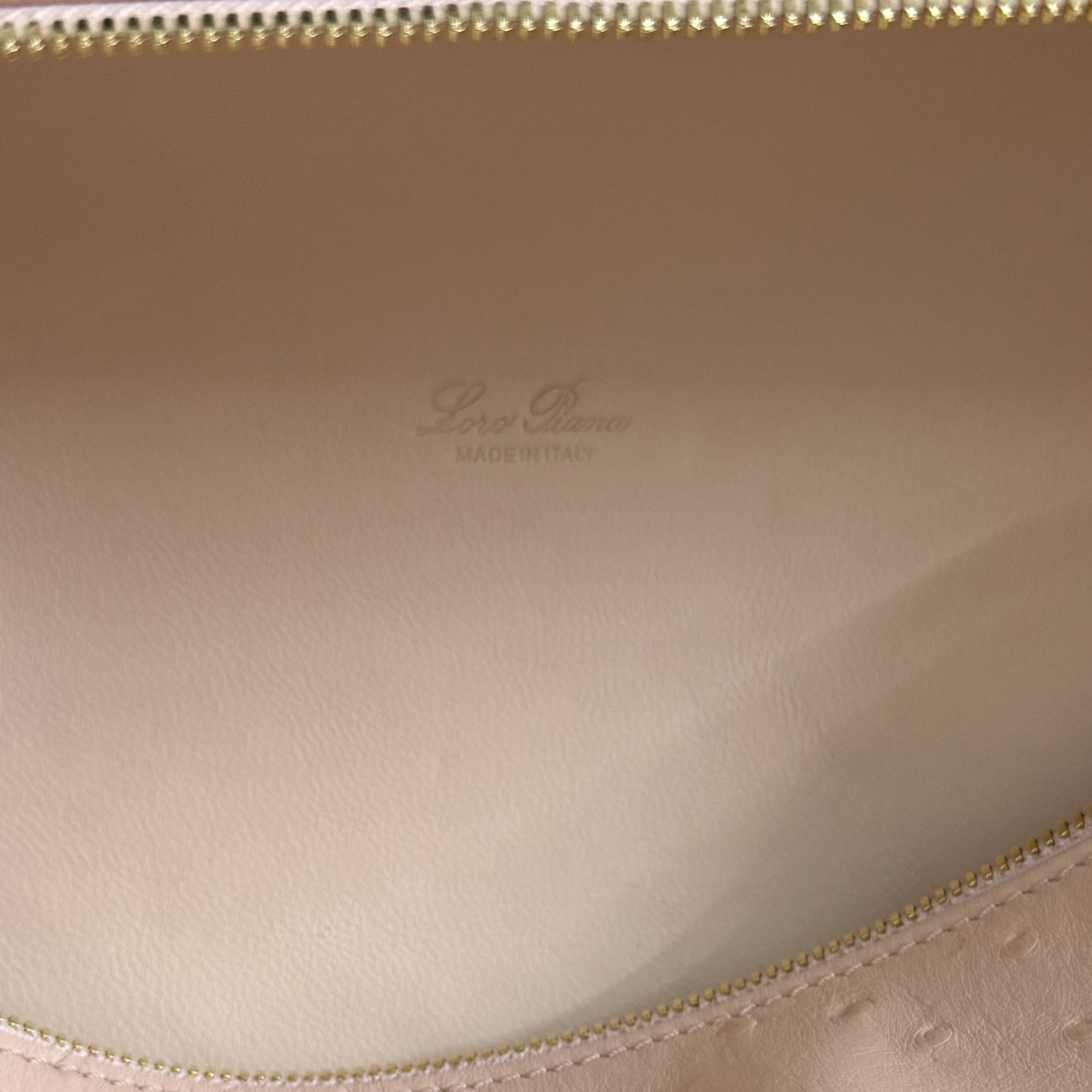 L**o p*ana extra pocket l27 ostrich-grained leather 16x27x10cm