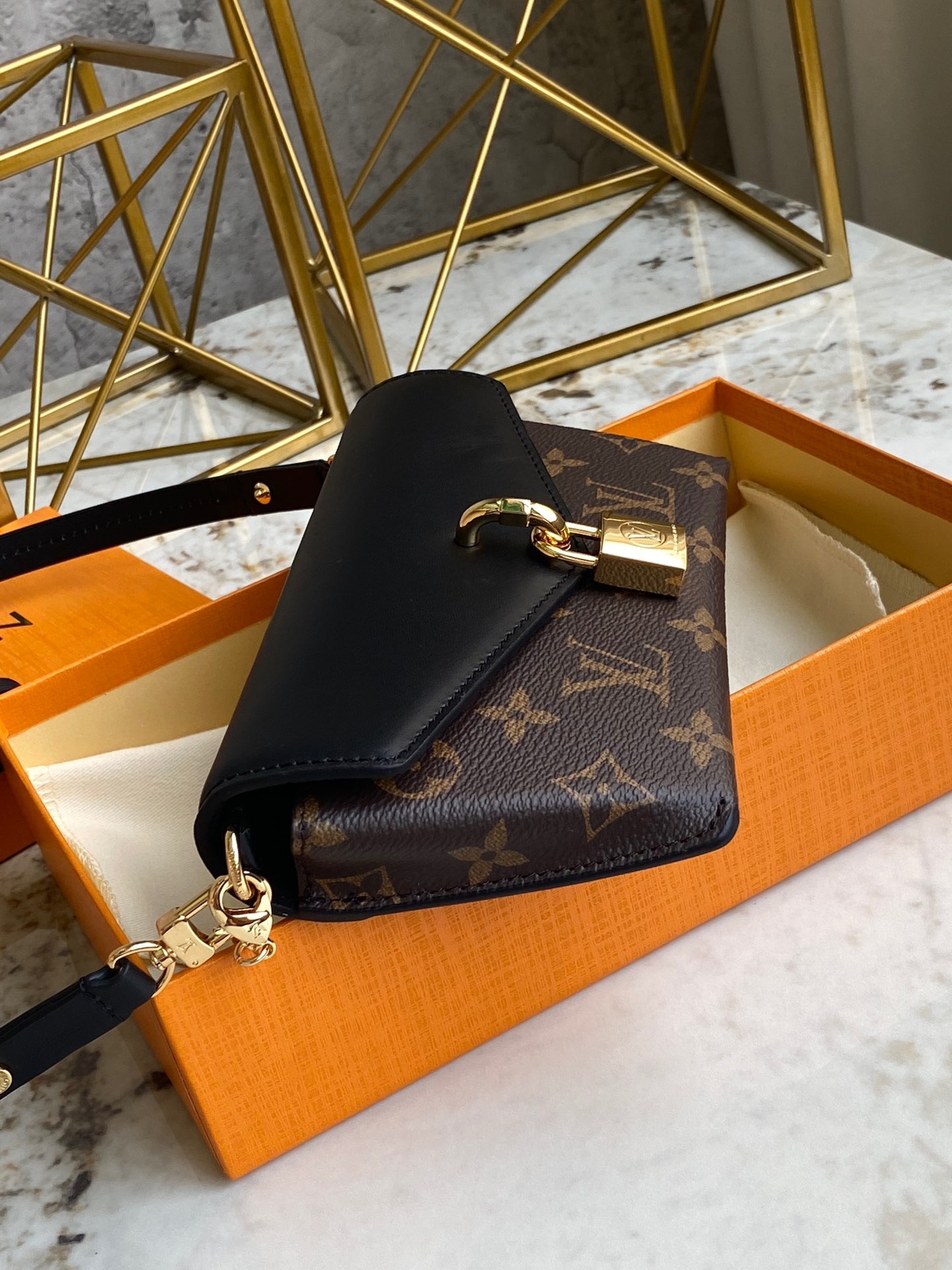 LV PADLOCK ON STRAP M80559